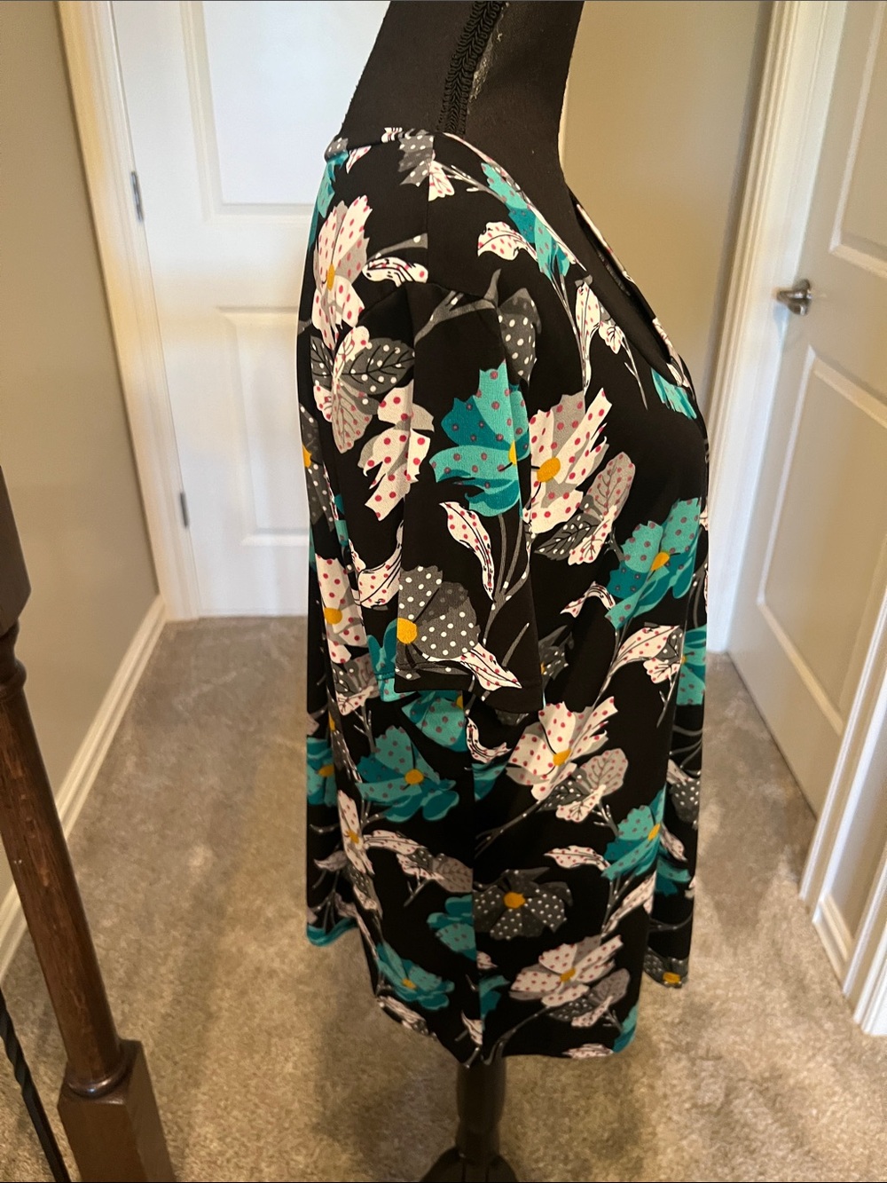 Black Floral Scoop Neck Tunic with Teal and White Blooms Size 3X - Picture 5 of 8